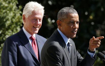 Barack Obama junto com o ex-presidente Bill Clinton na Casa Branca.