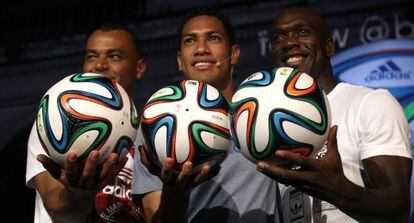 Cafu, Vidal de Souza e Seedorf apresentam a bola.
