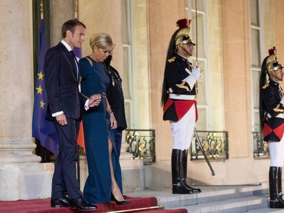 Emmanuel e Brigitte Macron, nesta segunda-feira, no palácio do Eliseu.