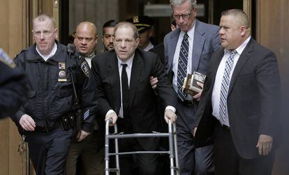 Harvey Weinstein (no centro) deixa um tribunal de Nova York, nesta segunda-feira.
