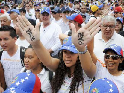 Os venezuelanos protestam contra a violência em seu país.