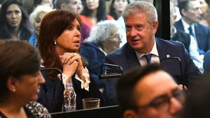 A ex-presidenta Cristina Kirchner, sentada ao lado de seu advogado.