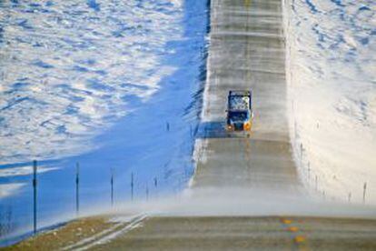 Um caminhão circulando no inverno pela James Dalton Highway, no Alasca.