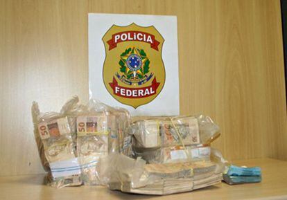 Dinheiro apreendido pela PF em operação contra fraude.
