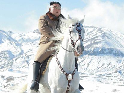 Kim Jong-un, montando em um cavalo branco na primeira nevada da montanha Paektu, em Ryanggang, Coreia do Norte.