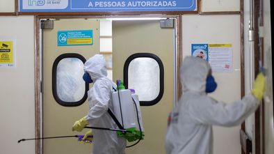 Soldados do Exército Brasileiro desinfectam um hospital público de Brasília.