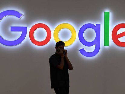 Homem diante de um logo do Google: buscador completa 19 anos.