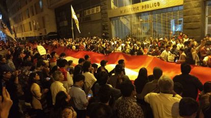 Protesto diante do Ministério Público em Lima.