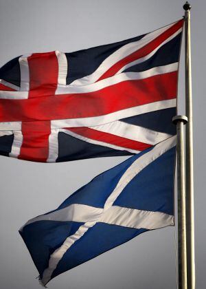 As bandeiras do Reino Unido e da Escócia.