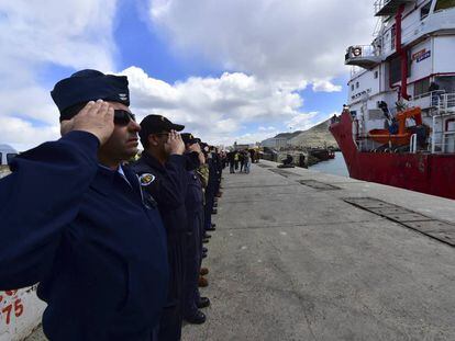 Marinheiros argentinos e norte-americanos se despedem em Comodoro Rivadávia do navio norueguês Sophie Siem, portador da nave de resgate enviada pelos EUA.