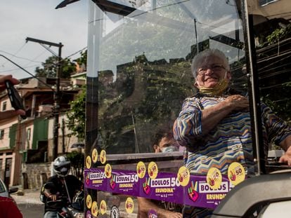 Luiza Erundina a bordo do Cata Voto durante carreata na favela que leva seu nome, na zona sul de São Paulo.