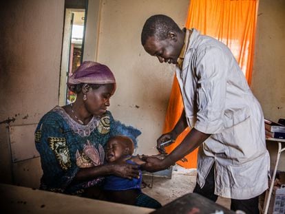 Um bebê é vacinado contra a tuberculose no Níger.