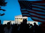 Cientos de personas se concentran frente al Tribunal Supremo en honor de Ruth Bader Ginsburg, el sábado.