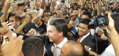 Deputado Jair Bolsonaro cercado de admiradores, em Pernambuco.