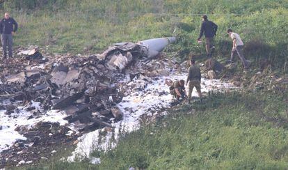 Soldados israelenses examinam os restos do F-16. 
