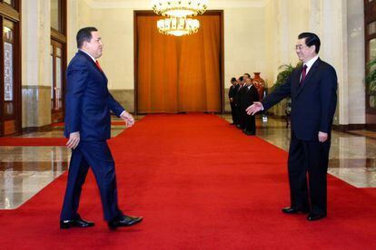 O ex-presidente da Venezuela Hugo Chávez com seu então homólogo chinês, no Grande Palácio do Povo em Pequim, em abril de 2009.