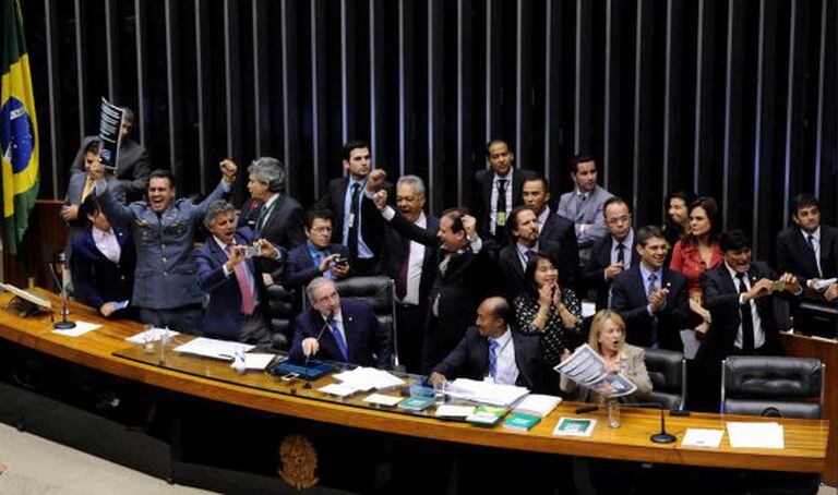 Deputados comemoram aprovação da redução da maioridade.