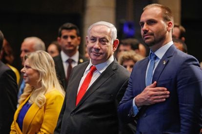 O primeiro-ministro de Israel, Benjamin Netanyahu, e o deputado federal Eduardo Bolsonaro durante a cerimônia de inauguração do escritório brasileiro em Jerusalém.
