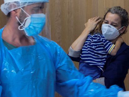 Uma mãe e seu filho esperam para serem atendidos na unidade pediátrica de covid-19 em Palma de Mallorca (Espanha), em outubro de 2020.