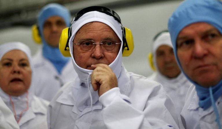 O ministro da Agricultura, Blairo Maggi, em uma visita à fábrica da JBS.