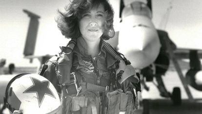 A comandante do voo acidentado da Southwest Airlines, Tammie Jo Shults, em frente a um caça F/A-18A, em 1992