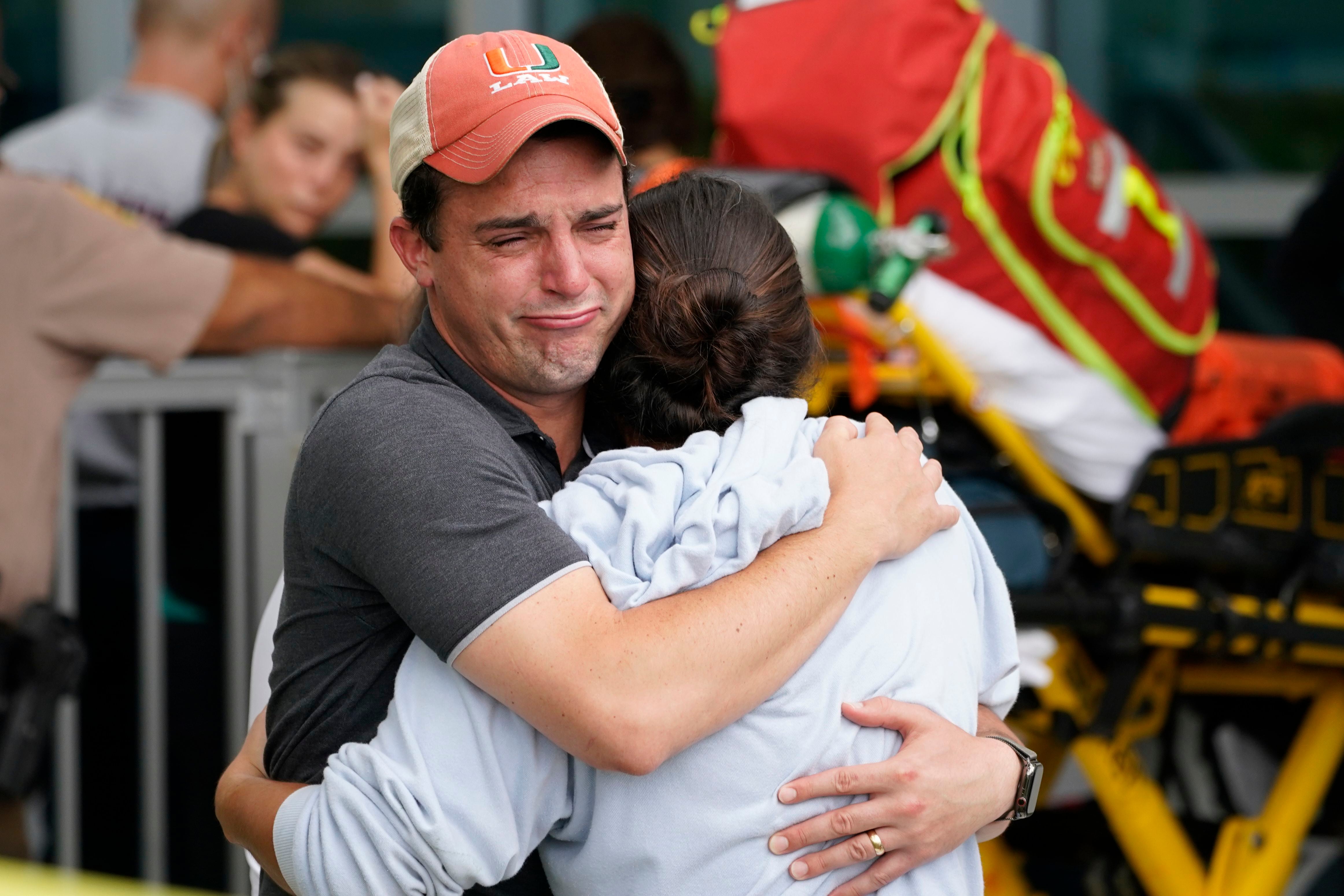 Casal se abraça após o colapso do edifício em Surfside.