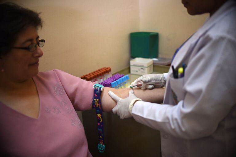 Teste de sangue para o zika é feito na Guatemala.