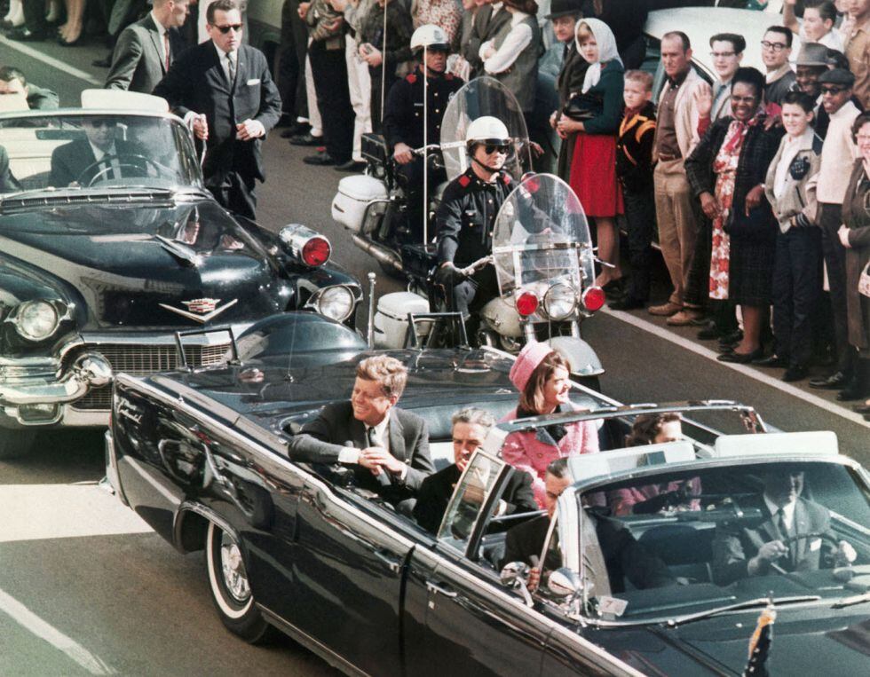 22 de novembro de 1963. JFK a bordo da limusine pelas ruas de Dallas, pouco antes de sua morte.