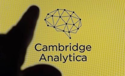 A logo da Cambridge Analytica na tela de um iPhone.