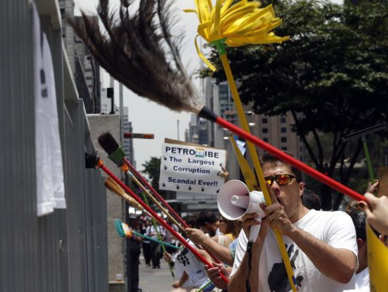 Grupo protesta contra os desvios na Petrobras, em São Paulo.