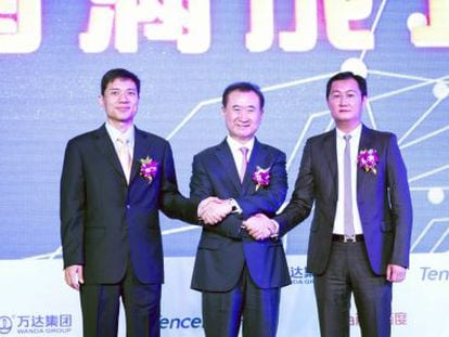 Desde a esquerda: Robin Li (Baidu), com Wang Jailin (Wanda), e Ma Huanteng (Tencent).