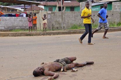 Um homem morto nas ruas de Monrovia (Libéria), possivelmente vitimado pelo vírus do ebola.