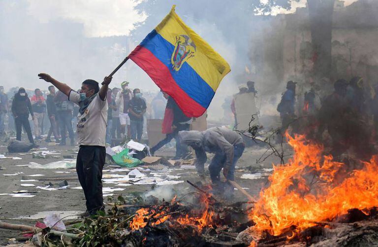 Manifestante durante os protestos no Equador, neste sábado, em Quito.