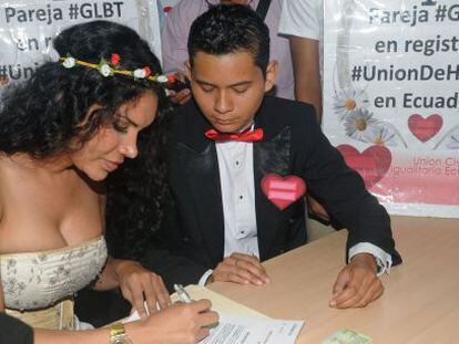 Um casal de transexuais registra sua união em Guayaquil.