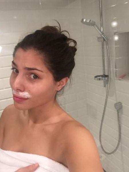 A modelo Stina Sanders mostra uma foto cuidando dos pelos faciais.