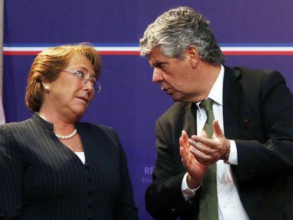 Bachelet e o secretário de Educação, Nicolás Eyzaguirre.