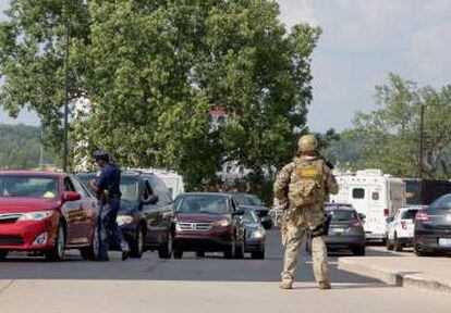 Forças de segurança de EUA depois do tiroteio de Saint Joseph (Michigan).