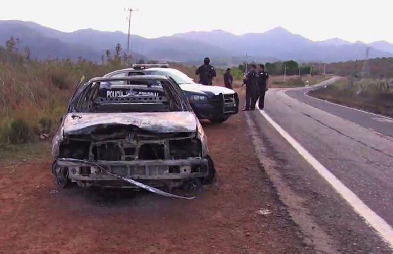 Reprodução de vídeo de carro policial queimado no México.
