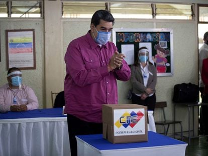 O presidente venezuelano, Nicolás Maduro, neste domingo em uma seção eleitoral de Caracas.