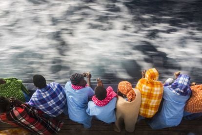 Imigrantes africanos a bordo de um barco da ONG espanhola Proativa Open Arms, que os resgatou na &uacute;ltima quinta-feira pr&oacute;ximo &agrave; L&iacute;bia.