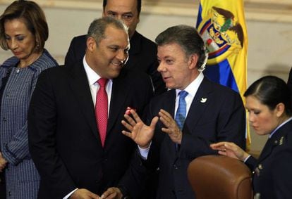 Santos (dir.), na segunda-feira, com o presidente do Congresso.