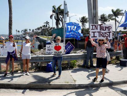 Seguidores de Trump na sexta-feira aguardando sua chegada a Palm Beach, Flórida.