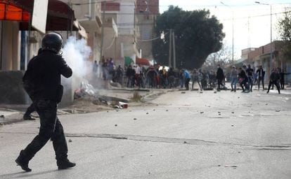 Enfrentamento entre a polícia antidistúrbios e manifestantes na terça-feira em Kasserine (norte da Tunísia). 