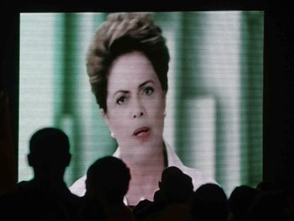 Petistas assistem ao pronunciamento de Dilma, em Bras&iacute;lia.
