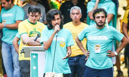 Kim Kataguiri, Renan Santos e outros membros MBL protestam a favor do impeachment de Dilma, em março de 2016.