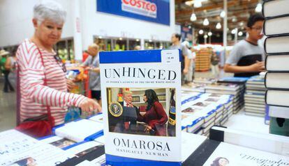 Uma mulher olha o livro numa livraria da Califórnia.