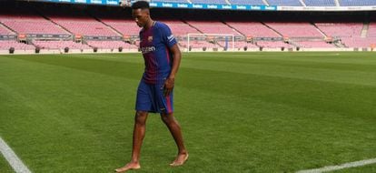 Yerri Mina, descalço, em seu primeiro dia no Camp Nou.