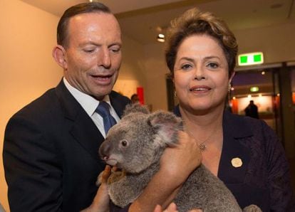 O premier da Austrália e a presidenta Dilma com um coala em Brisbane.