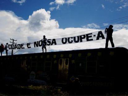 Ativistas no entorno do cais José Estelita, antigo armazém de açúcar.