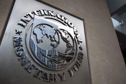 Logotipo do Fundo Monetário Internacional na sede da instituição, em Washington.